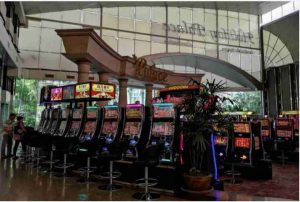 Không gian sòng bạc hoành tráng Holiday Palace Resort & Casino