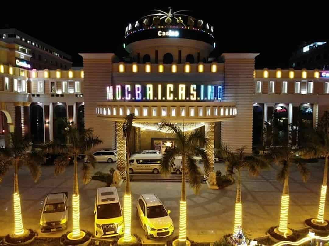 Moc Bai Casino Hotel lung linh dưới ánh đèn vàng