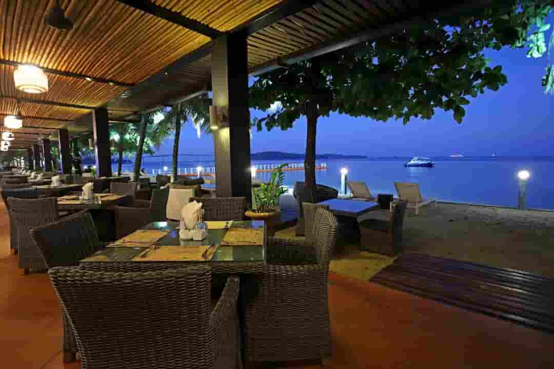 Nhà hàng bên bờ biển xinh đẹp, hấp dẫn tại Queenco Hotel and Casino